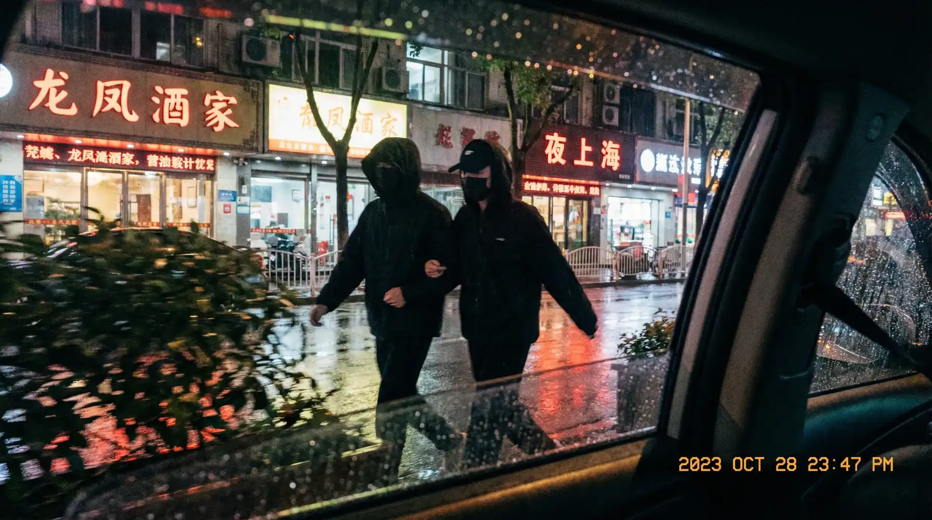 Stake娱乐 - 顶流明星深夜密会现场抓拍照片